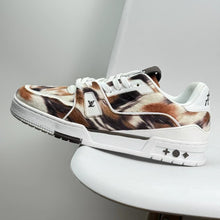 Load image into Gallery viewer, LV Trainers #54 Mule Marron