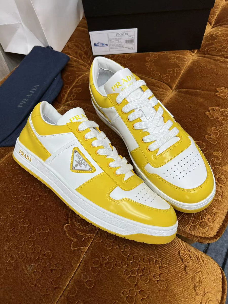 【トレンドを先取り】PRADA ロゴ入りレザーサンダル イエロー トレンドを先取り】PRADA ロゴ入りレザーサンダル イエロー