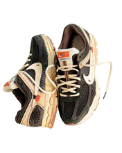 Load image into Gallery viewer, Vomero 5 x OW Black Customs