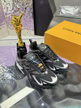 Load image into Gallery viewer, LV Trainers Runner Sneaker Tatic Noir
