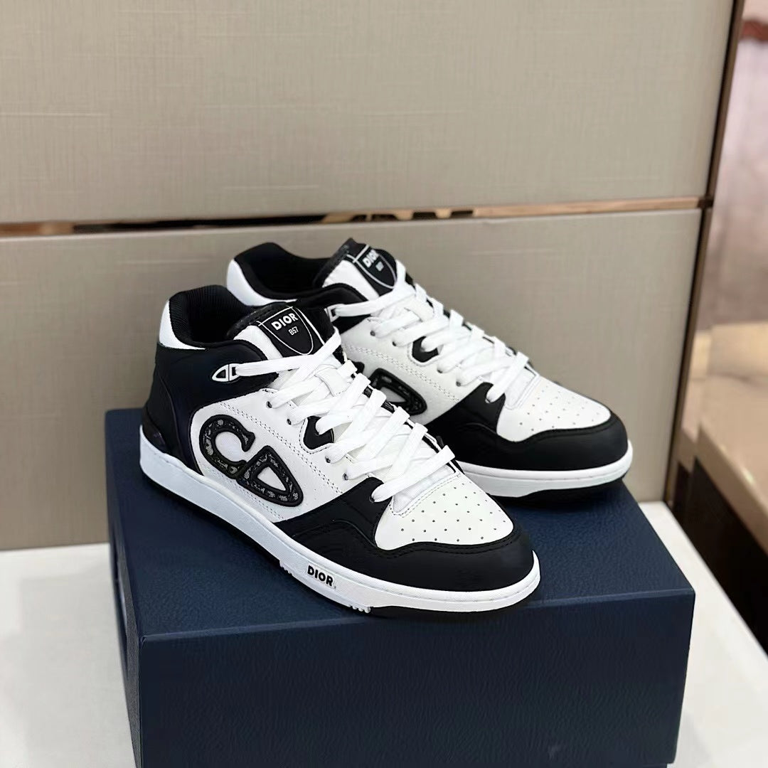 B57 Mid-Top Black Oblique