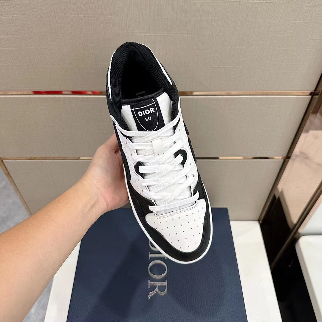 B57 Mid-Top Black Oblique