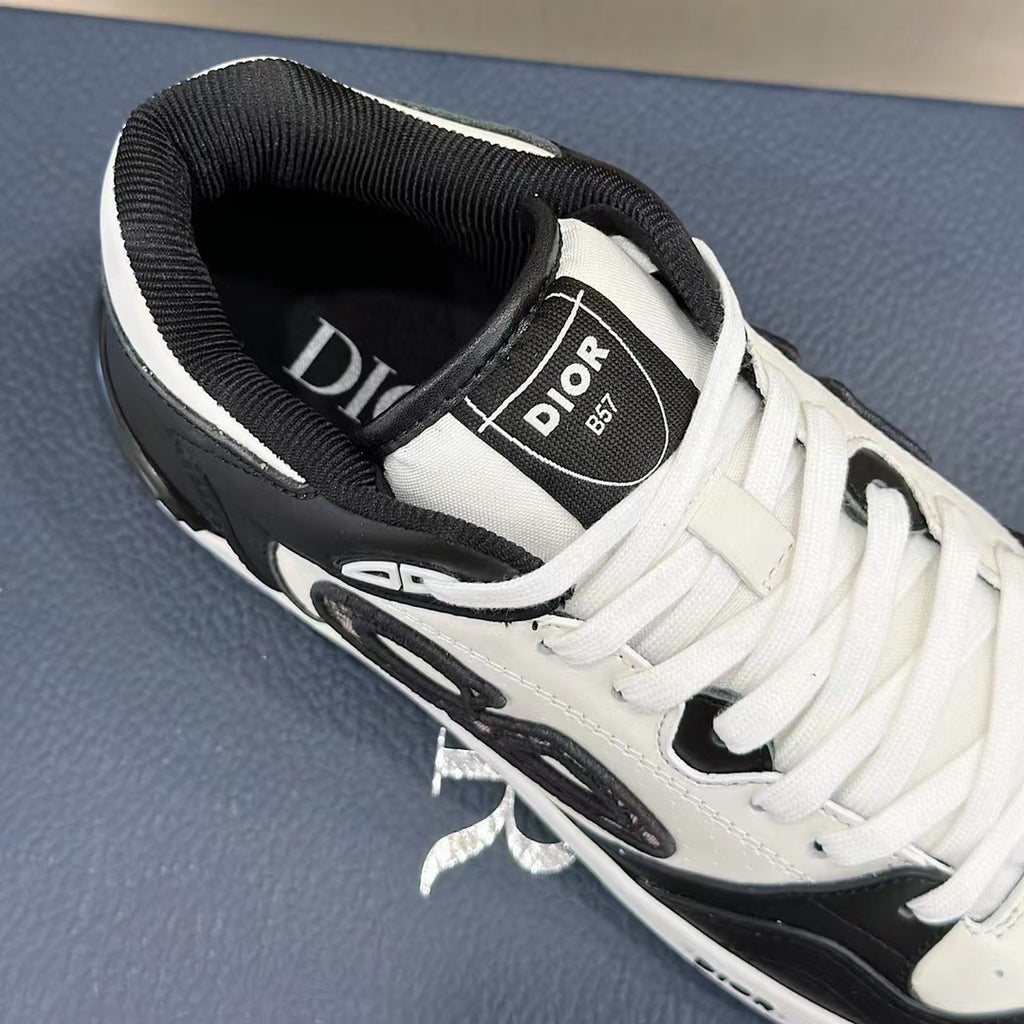 B57 Mid-Top Black Oblique