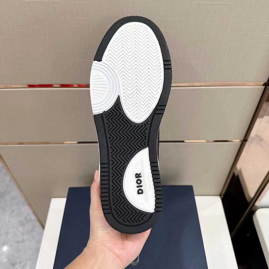 B57 Mid-Top Black Oblique