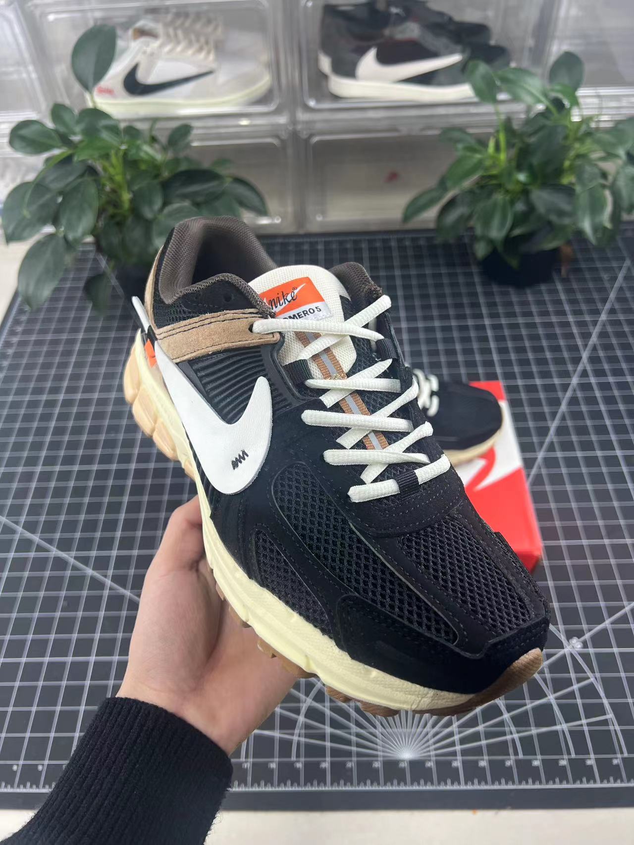 Vomero 5 x OW Black Customs