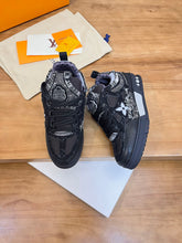 Load image into Gallery viewer, LV Skate Sneaker Noir
