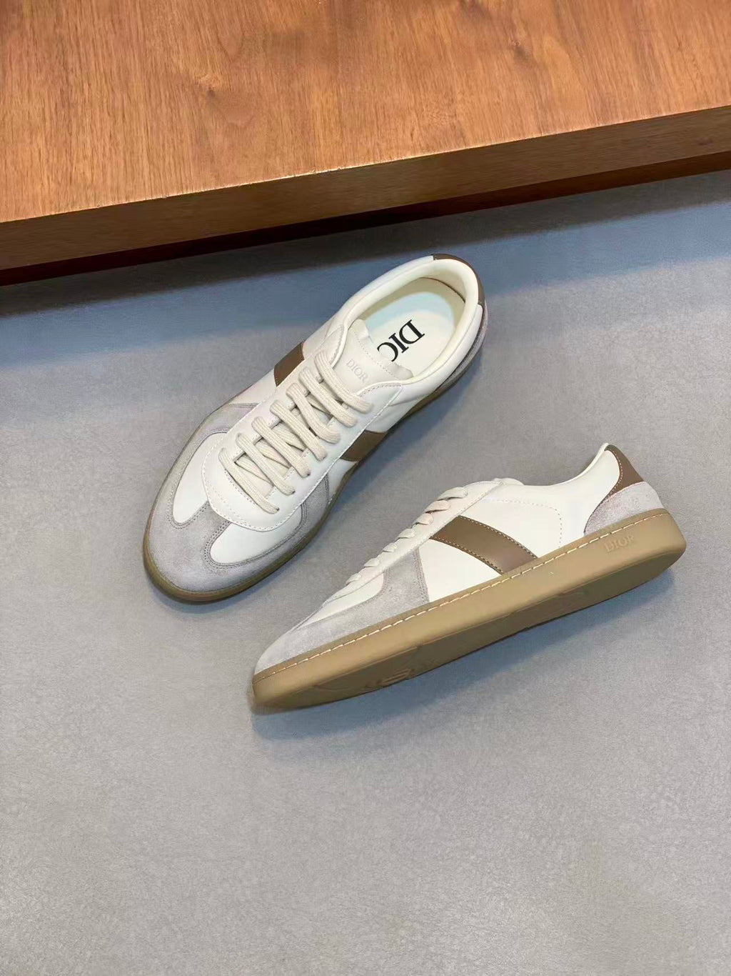 B01 Matchpoint Gray and White