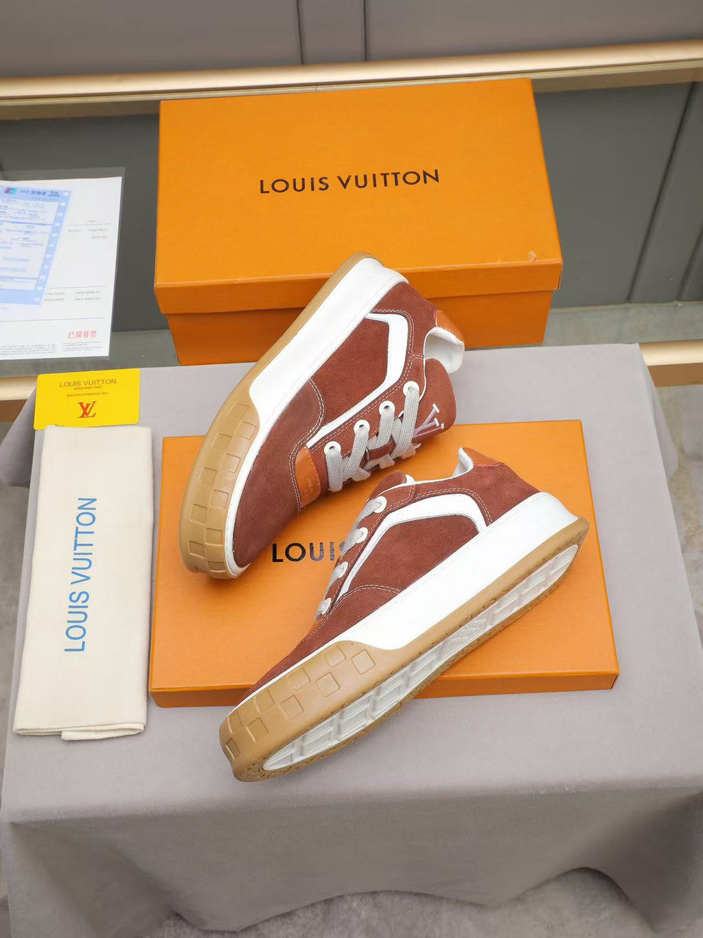 LV Tilted Marron