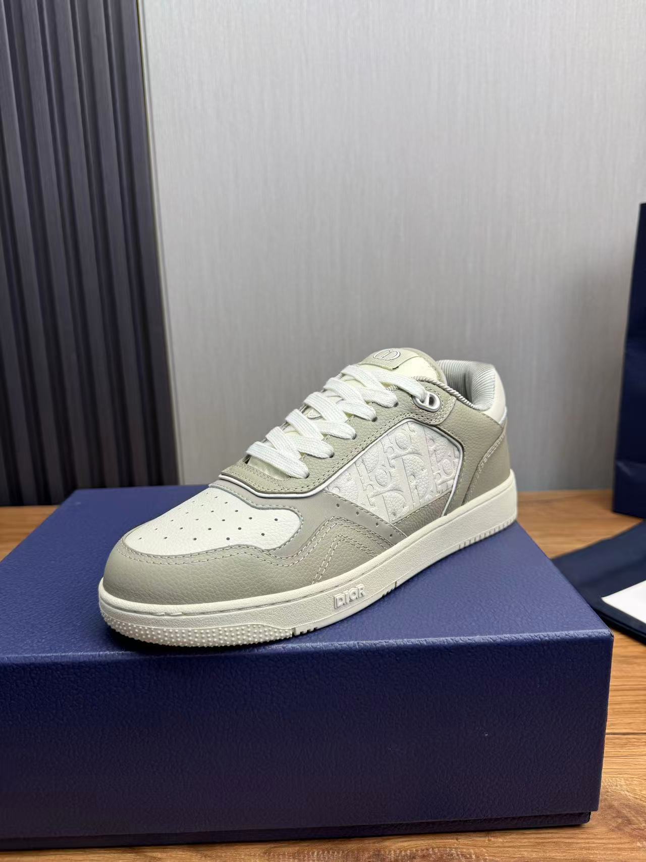 B27 Trianon Gray and Cream Grained Calfskin