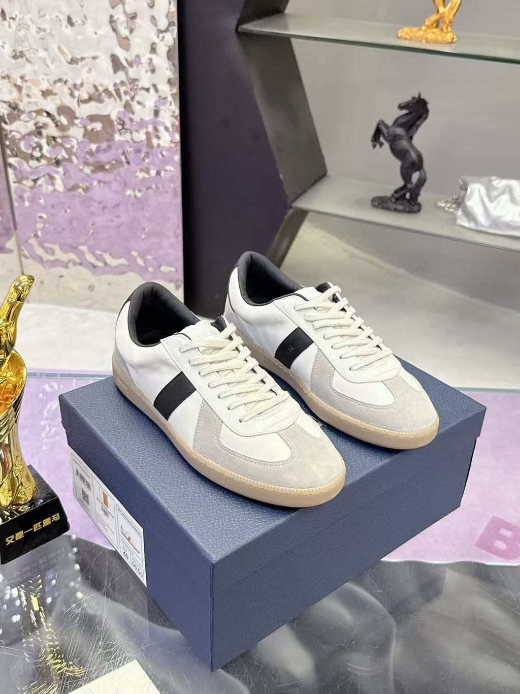 B01 Matchpoint Black and White