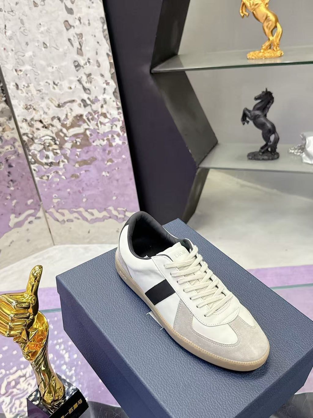 B01 Matchpoint Black and White