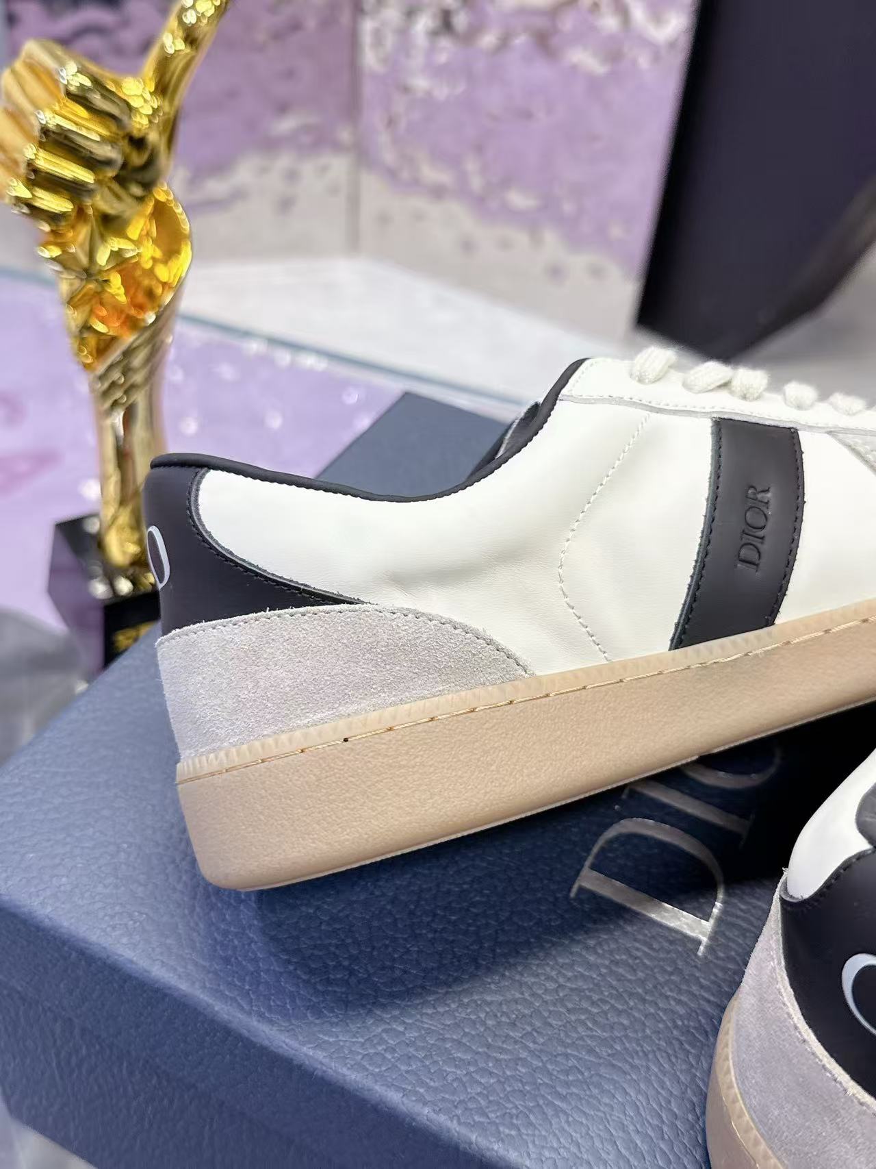 B01 Matchpoint Black and White