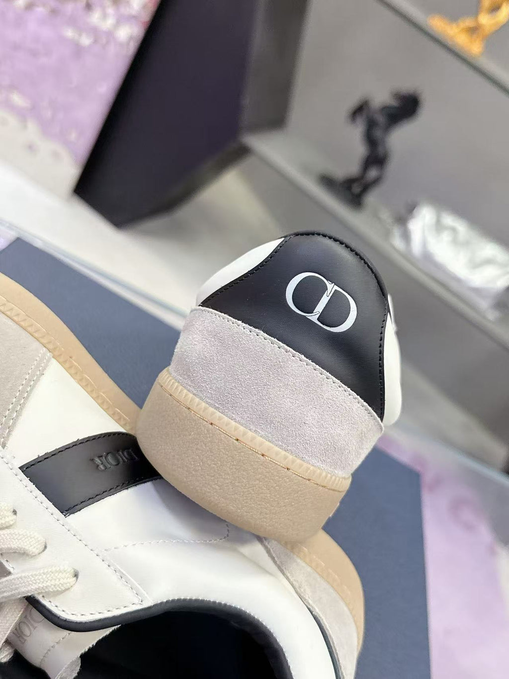 B01 Matchpoint Black and White