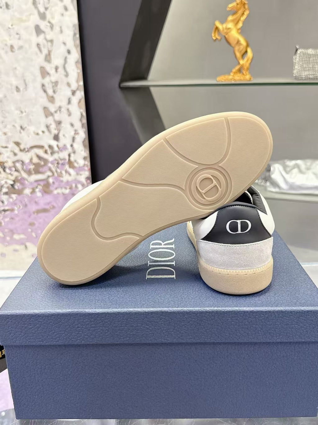 B01 Matchpoint Black and White