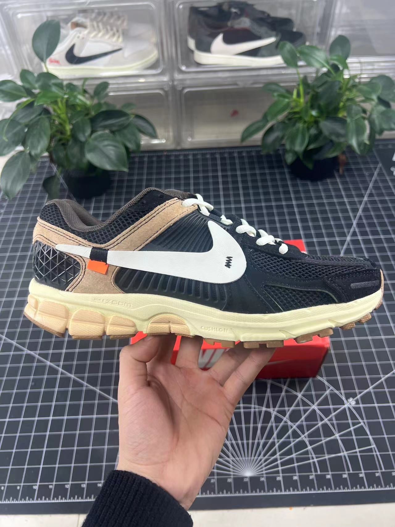 Vomero 5 x OW Black Customs