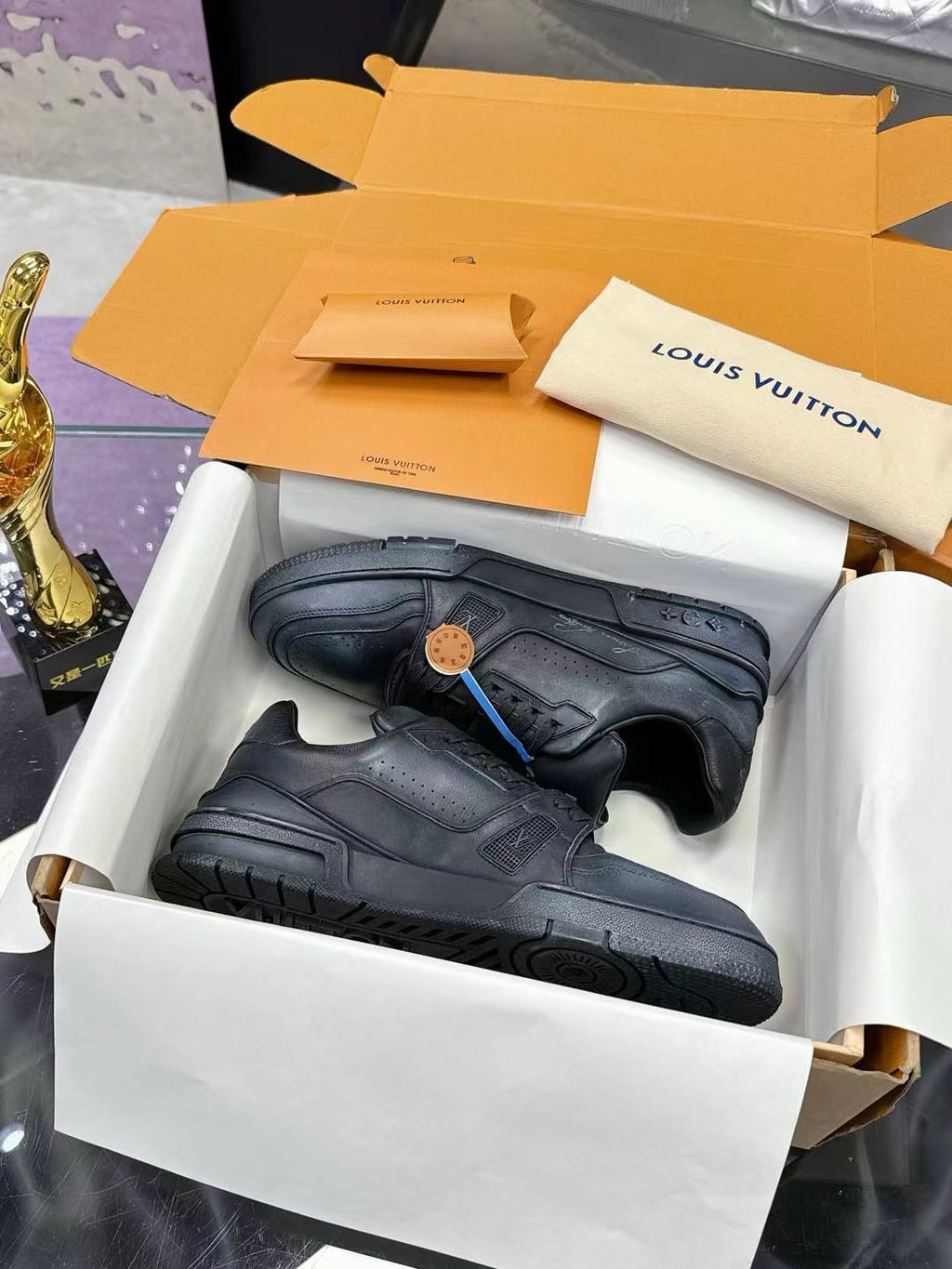 LV Trainers #54 Distressed Sneaker Noir