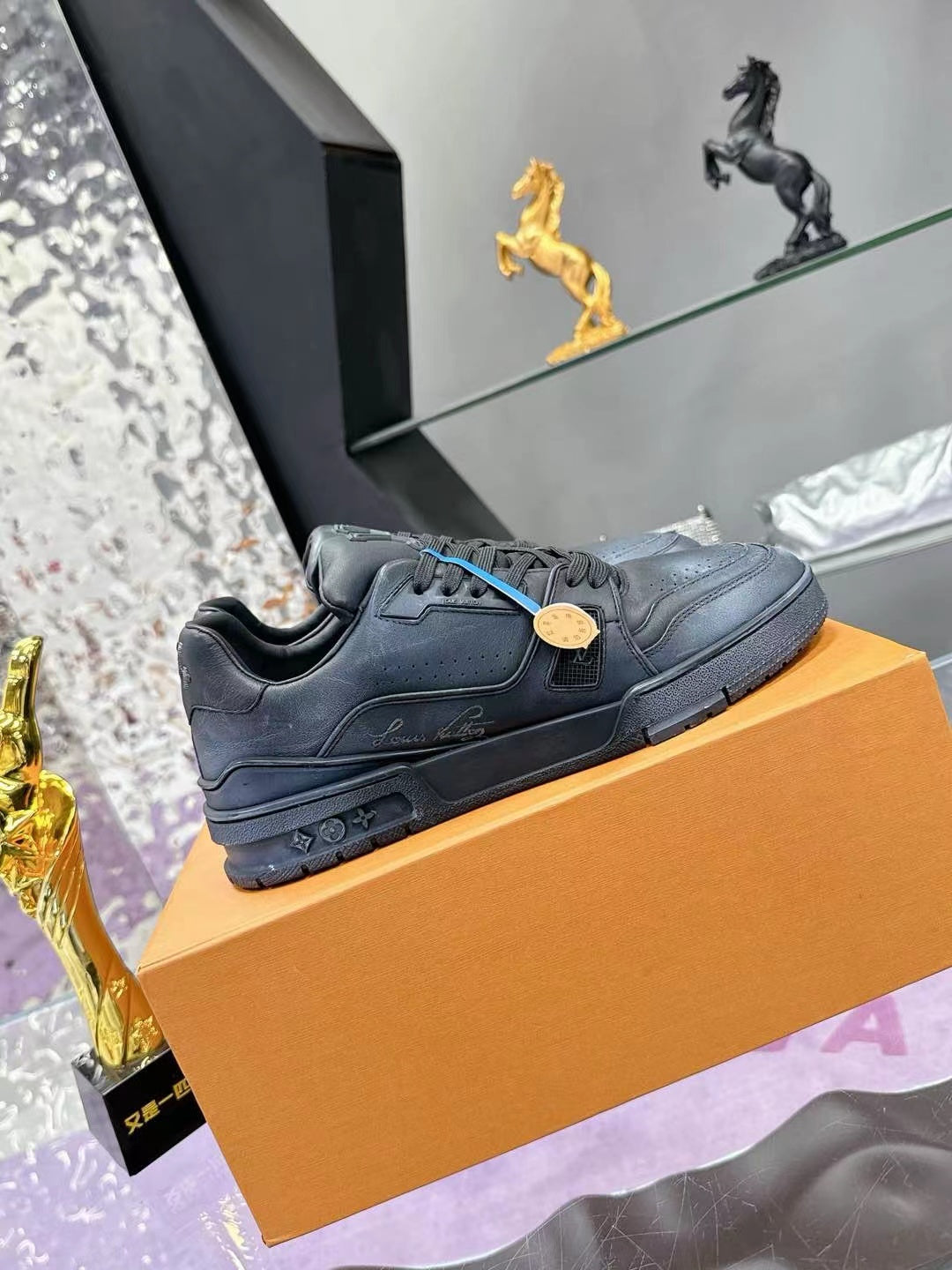 LV Trainers #54 Distressed Sneaker Noir