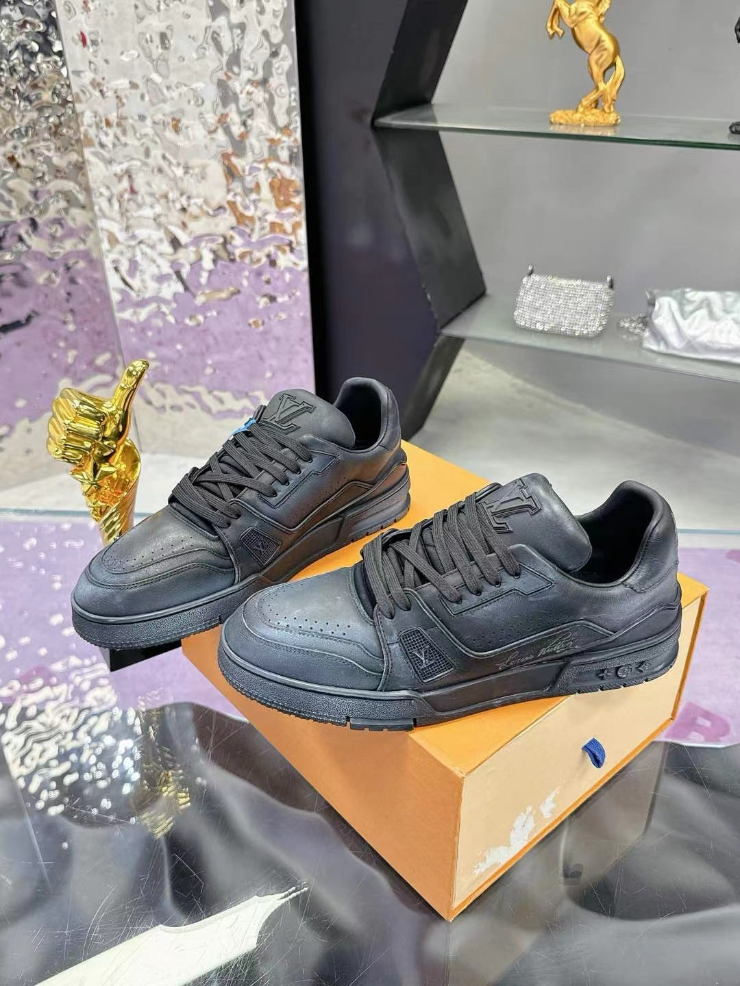 LV Trainers #54 Distressed Sneaker Noir