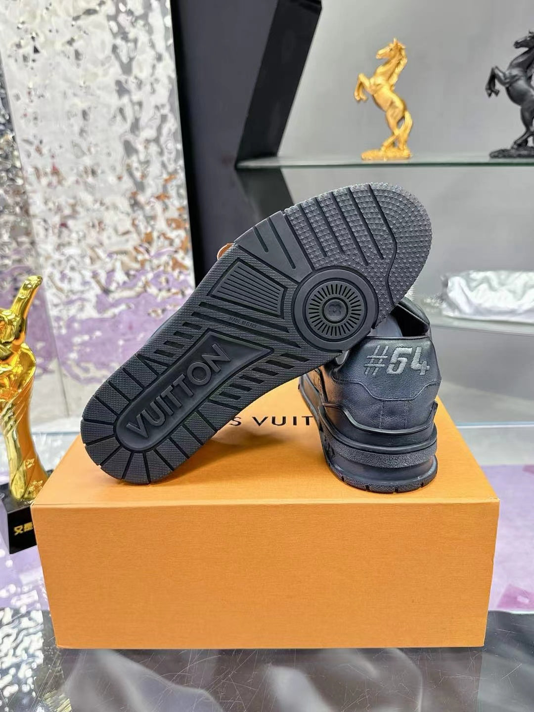 LV Trainers #54 Distressed Sneaker Noir