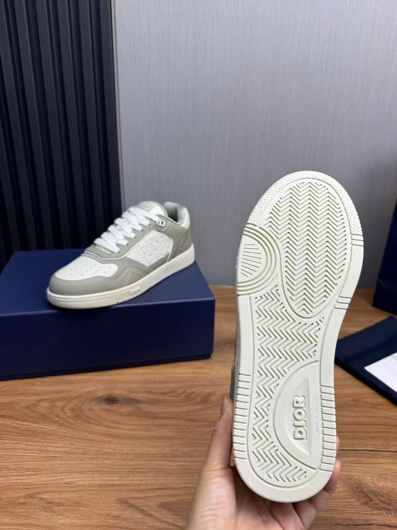 B27 Trianon Gray and Cream Grained Calfskin