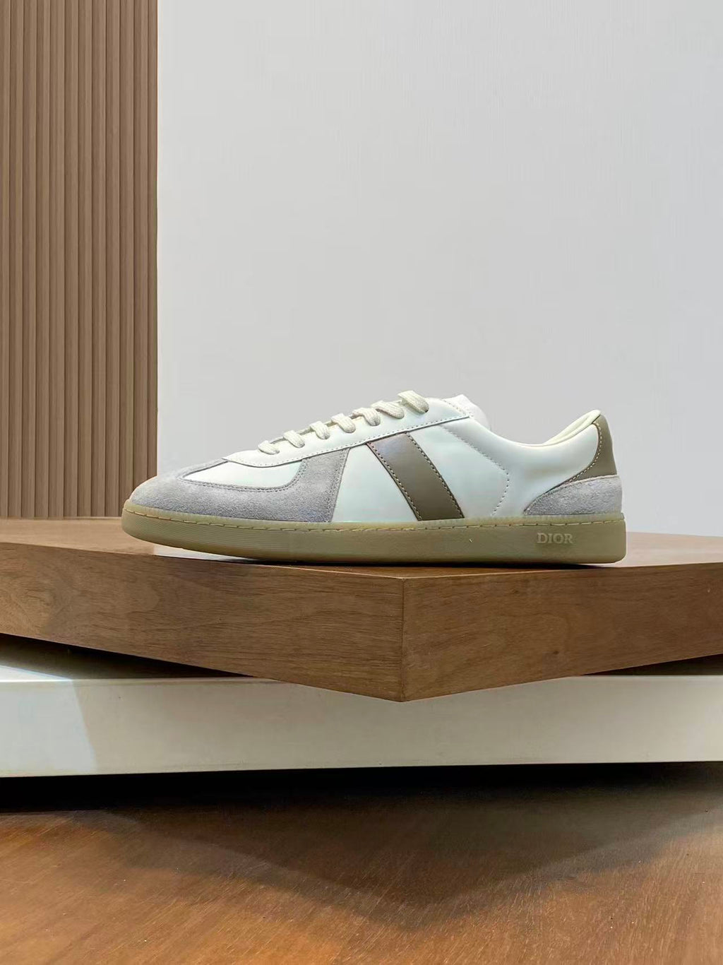 B01 Matchpoint Gray and White