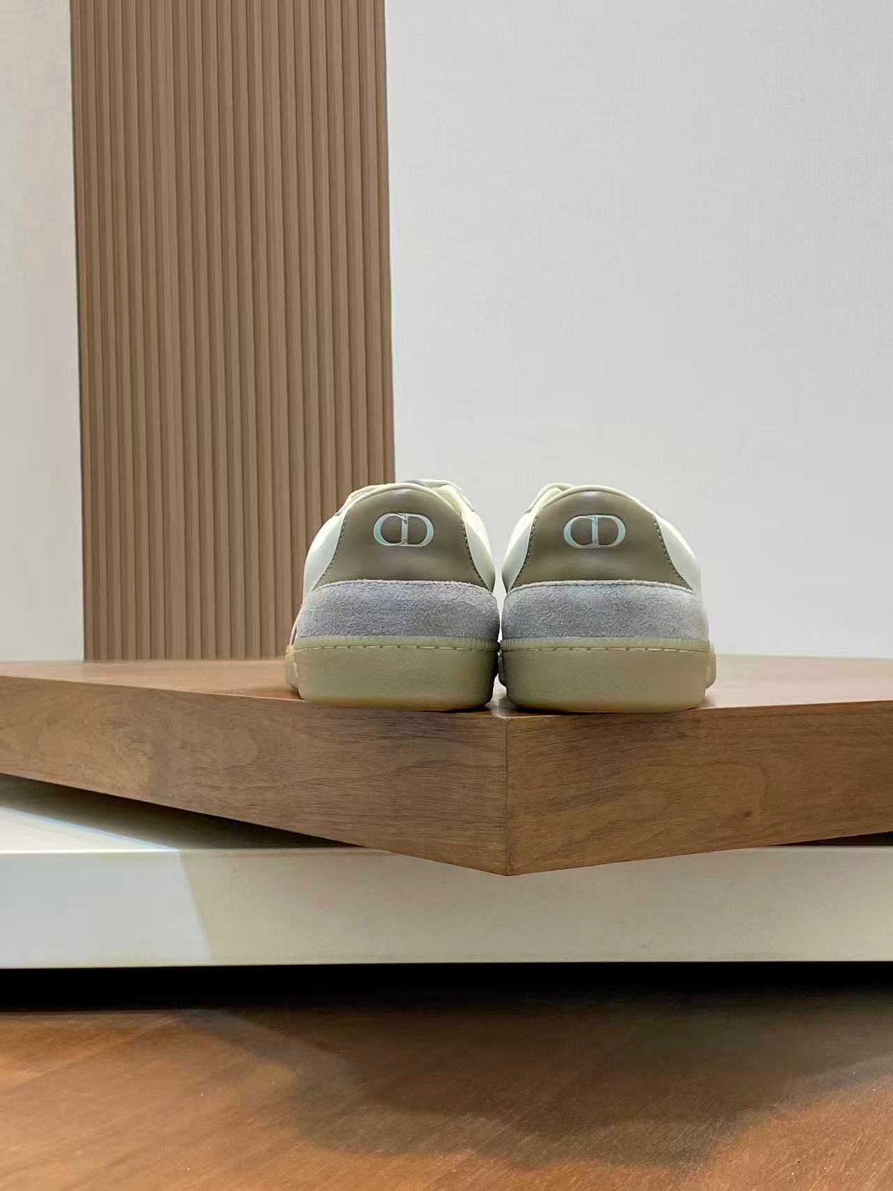 B01 Matchpoint Gray and White