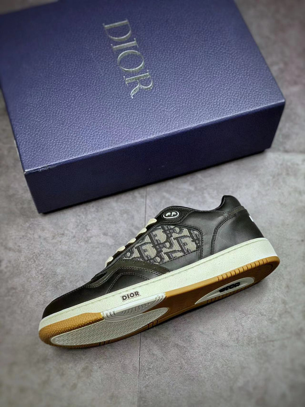 B27 Low-Top Black Oblique