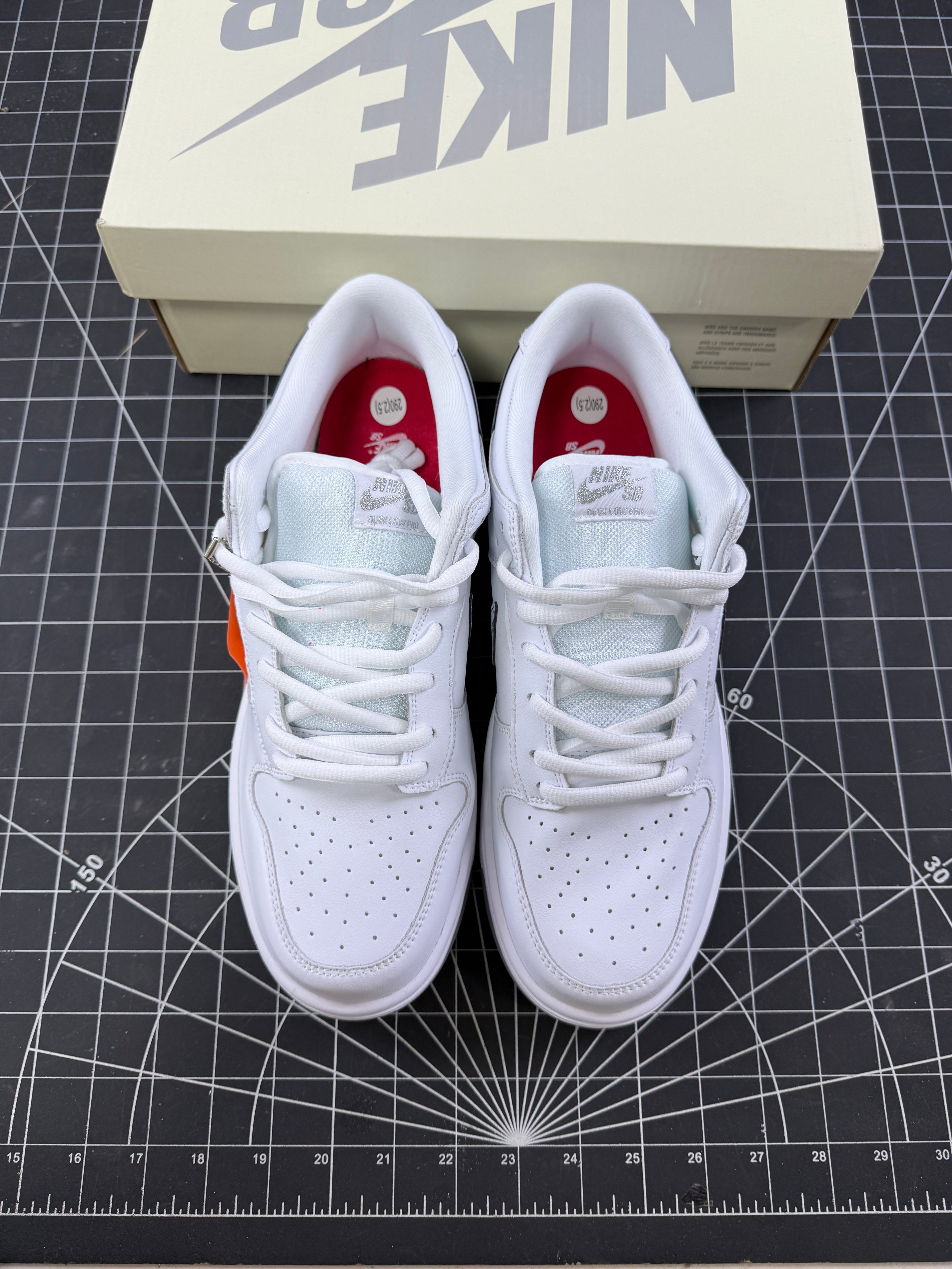 SB Dunk X Supreme White Metallic Silver (2025)