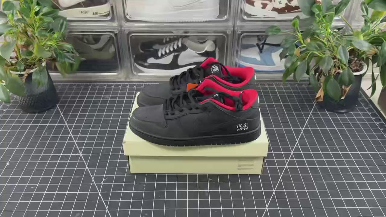 SB Dunk X Supreme Black (2025)