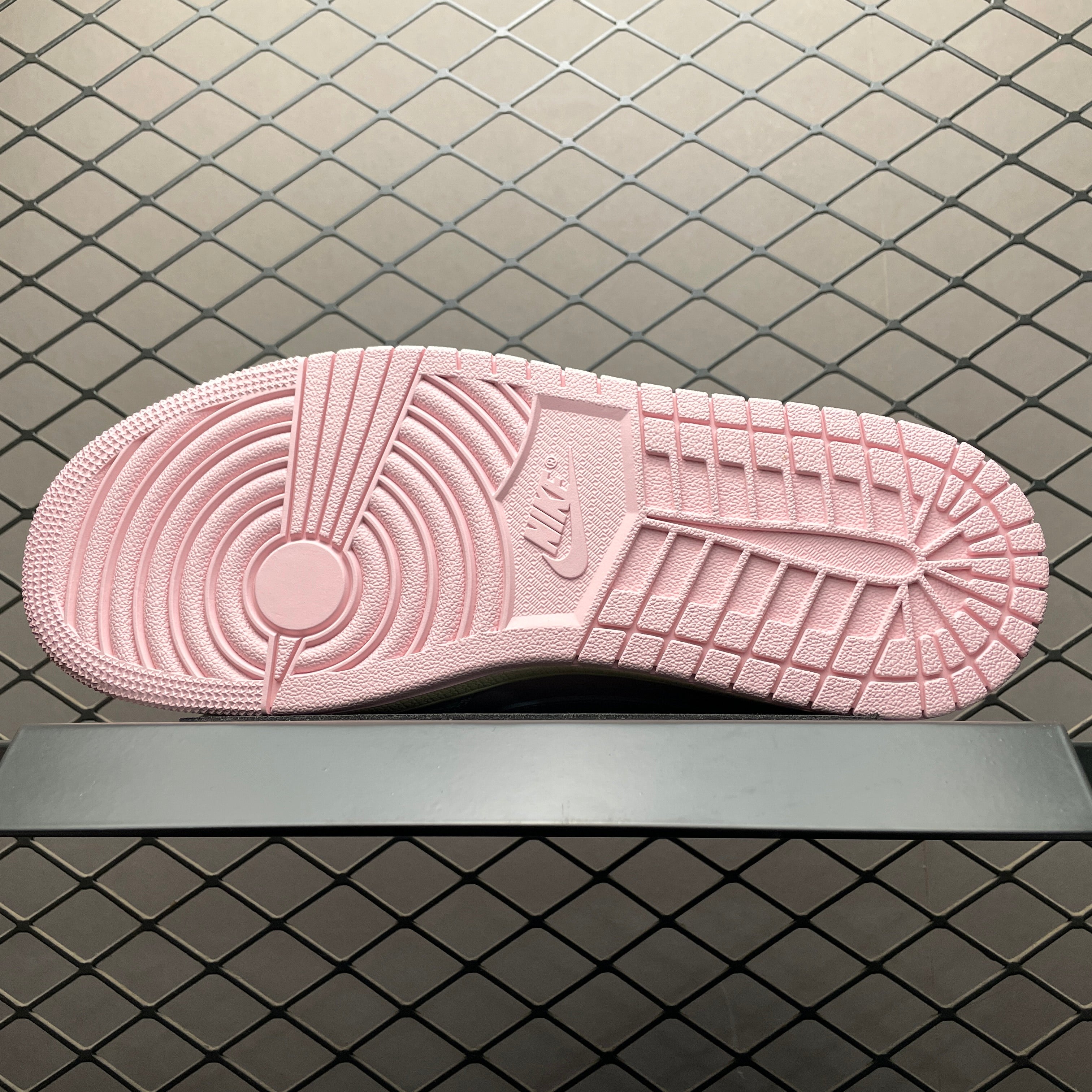 AJ1 Low Travis Scott Shy Pink