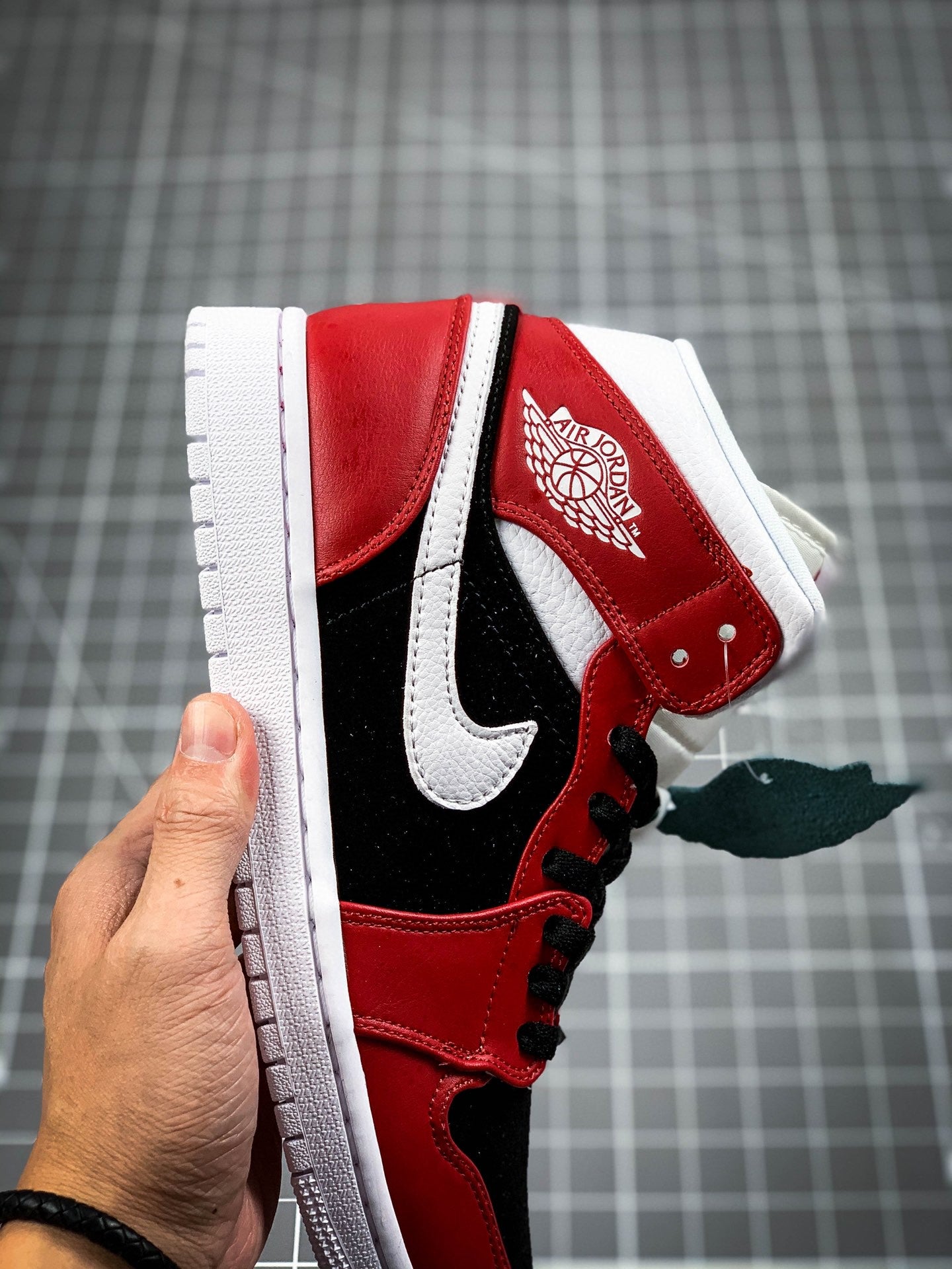 AJ1 Mid Gym Red Black